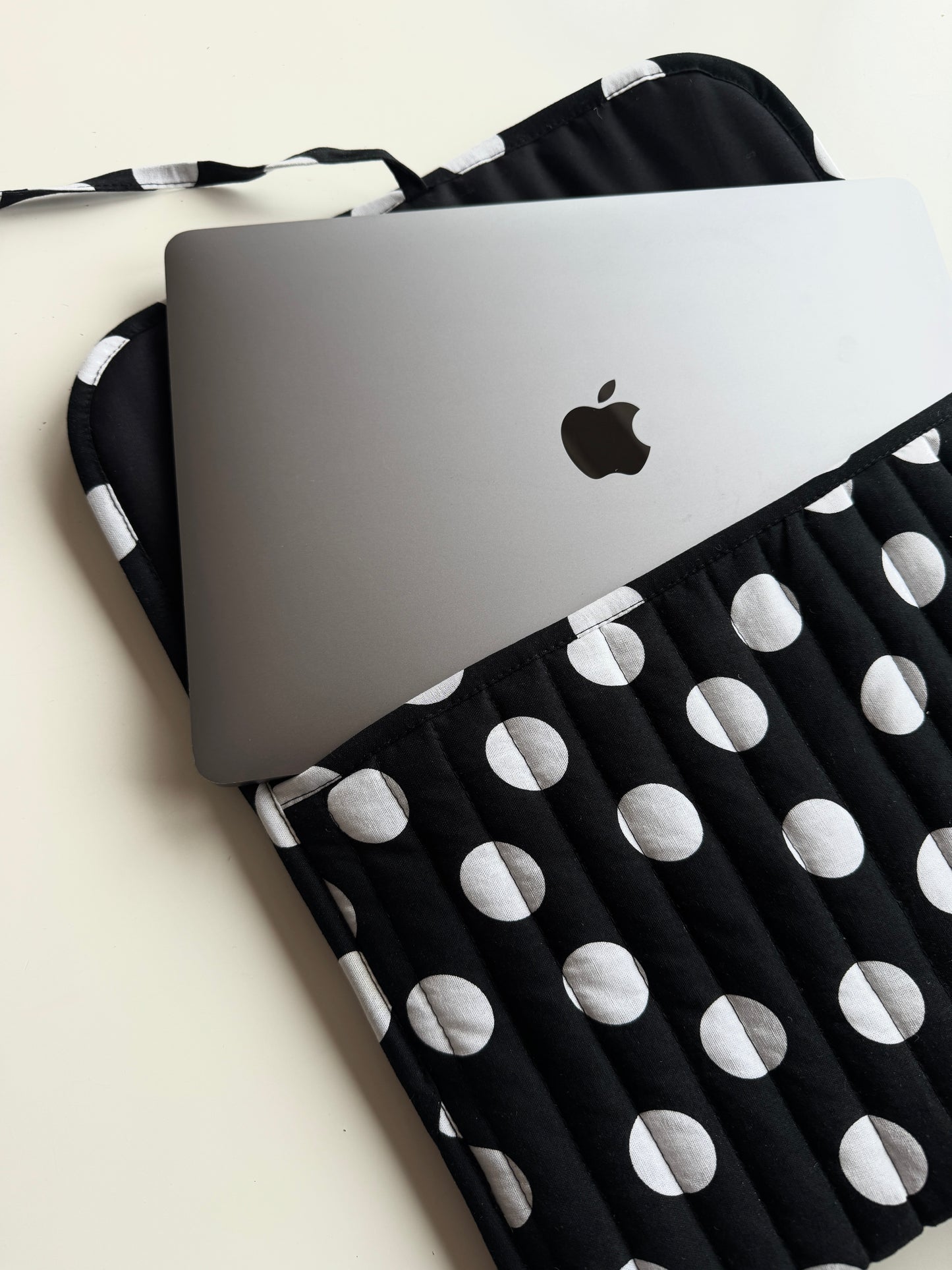 Laptoptasche gepunktet – Laptop & Tablet Hülle mit Schleifenverschluss