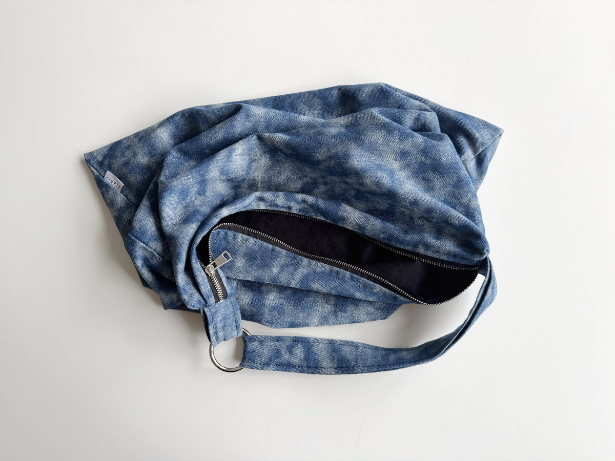 Jeanstasche Batik blau, handgenäht in Hamburg