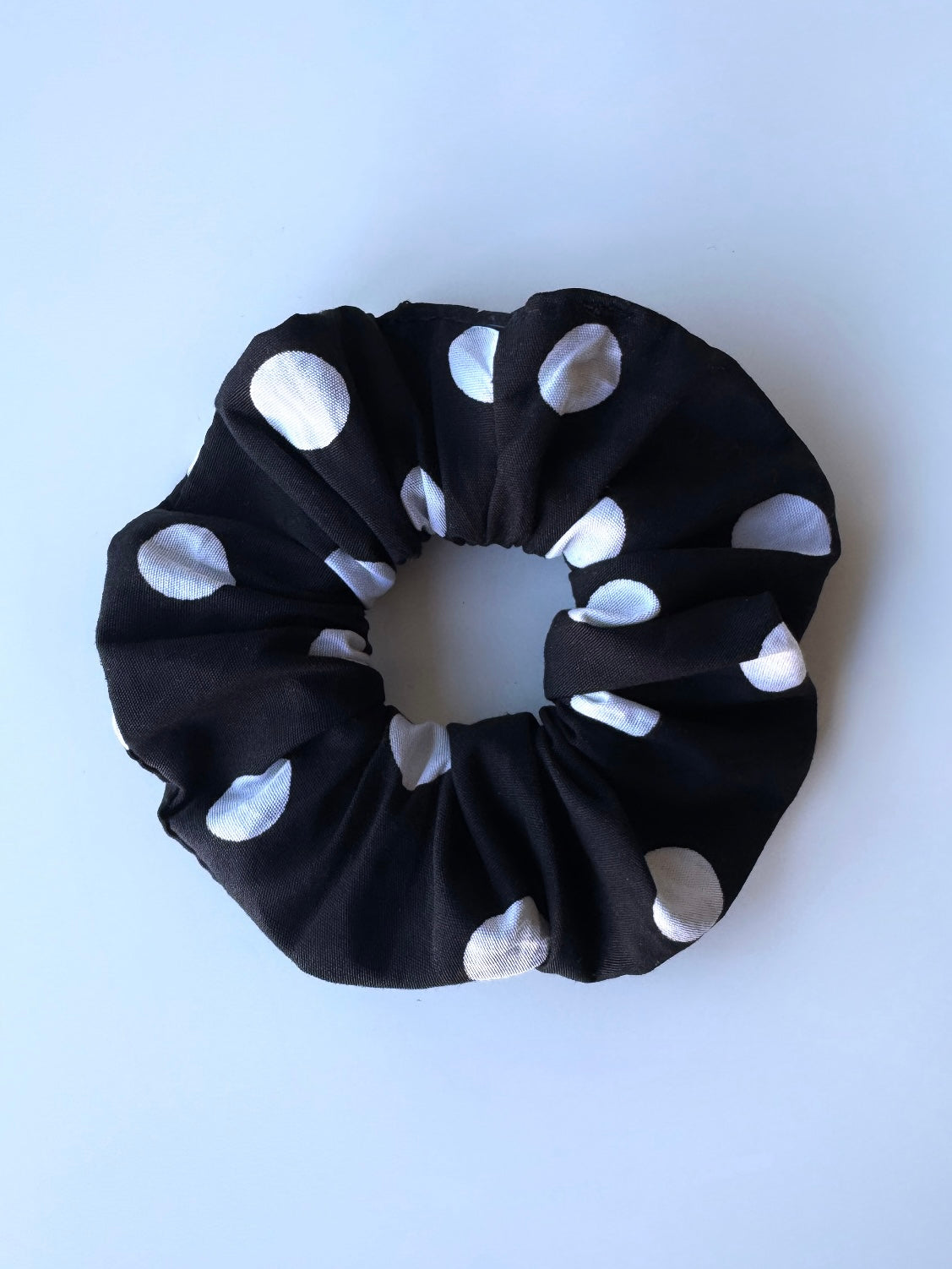 Scrunchie gepunktet schwarz weiß