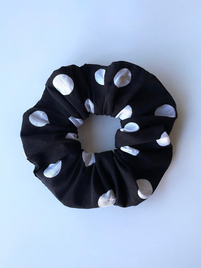 Scrunchie gepunktet schwarz weiß