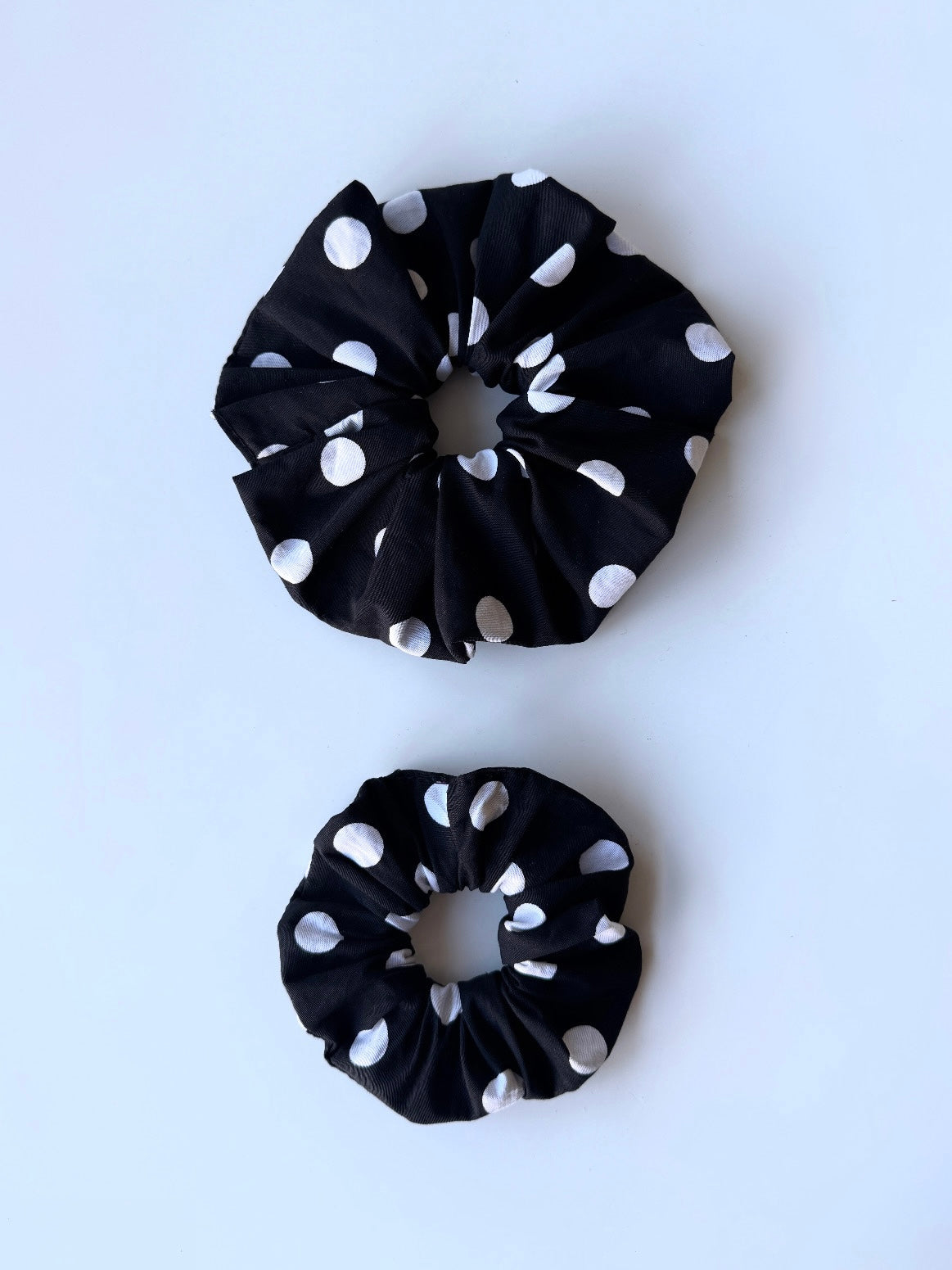 Scrunchie gepunktet schwarz weiß