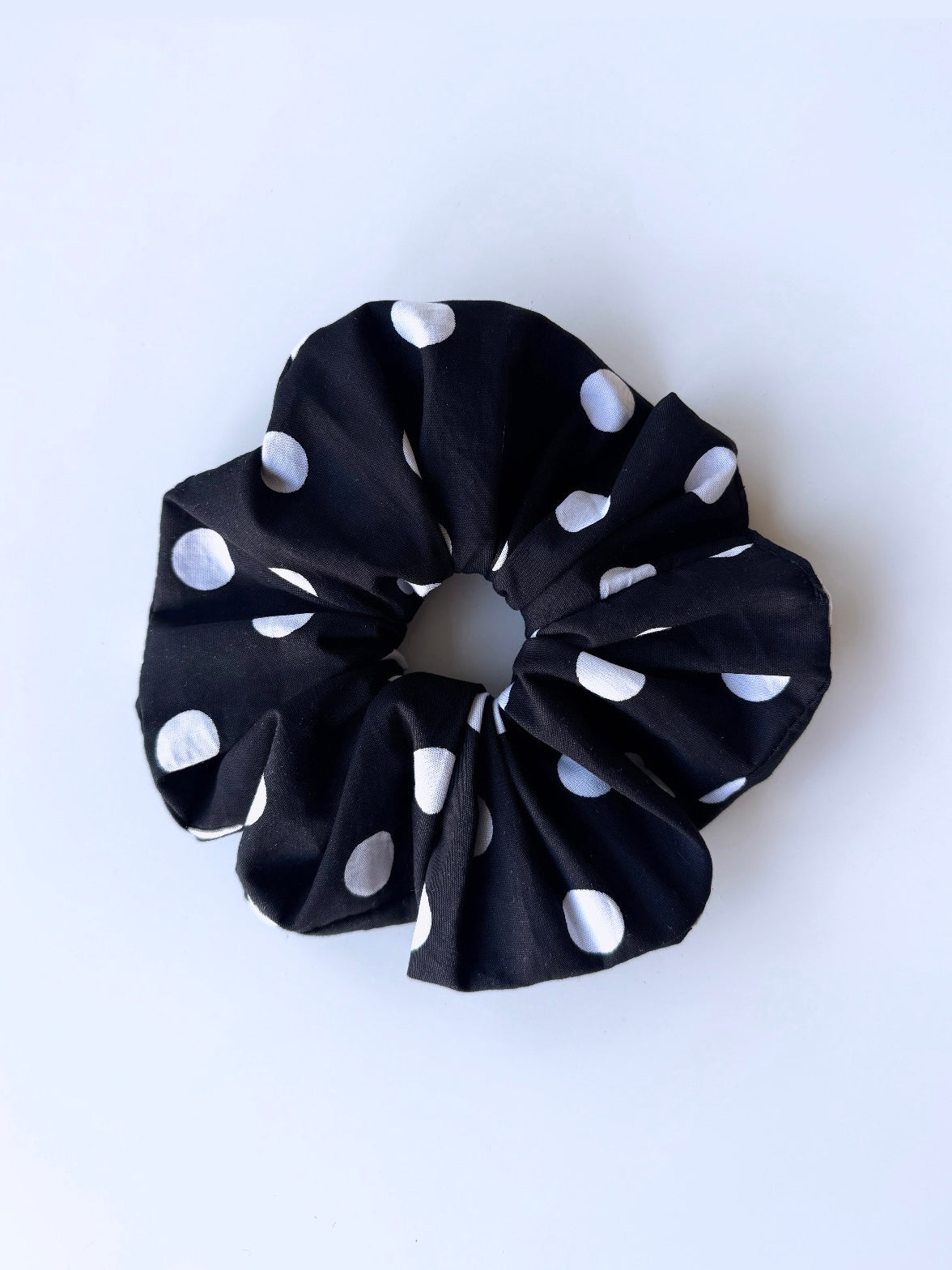 Scrunchie gepunktet schwarz weiß