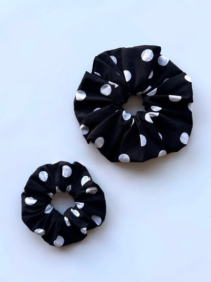 Scrunchie gepunktet schwarz weiß