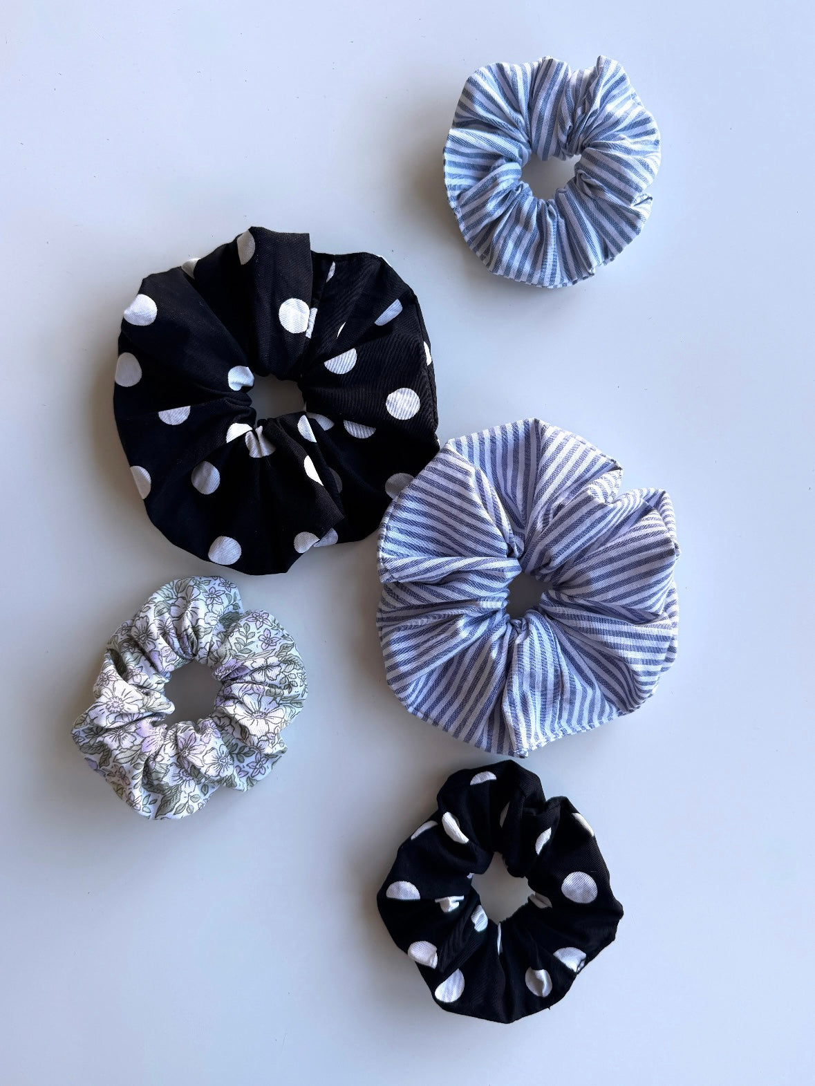 Scrunchie gepunktet schwarz weiß