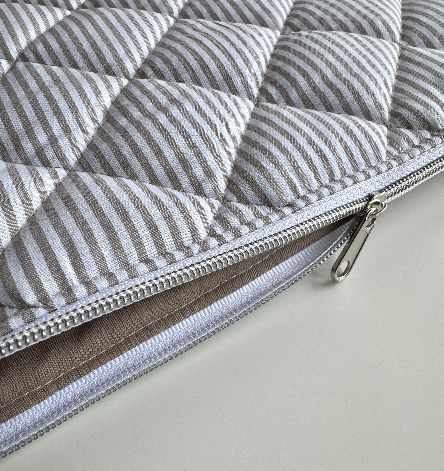 Laptoptasche gestreift – Tablet & Notebook Hülle Sandfarben