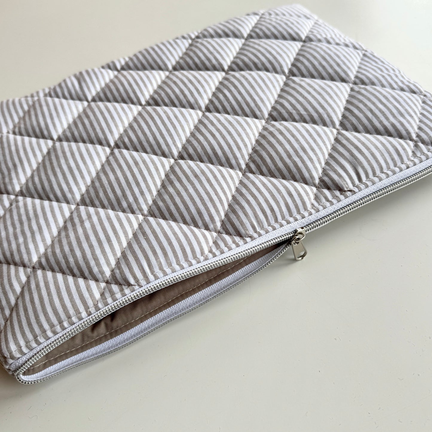 Laptoptasche gestreift – Tablet & Notebook Hülle Sandfarben