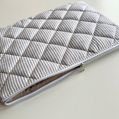 Laptoptasche gestreift – Tablet & Notebook Hülle Sandfarben