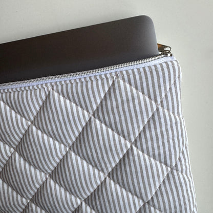 Laptoptasche gestreift – Tablet & Notebook Hülle Sandfarben