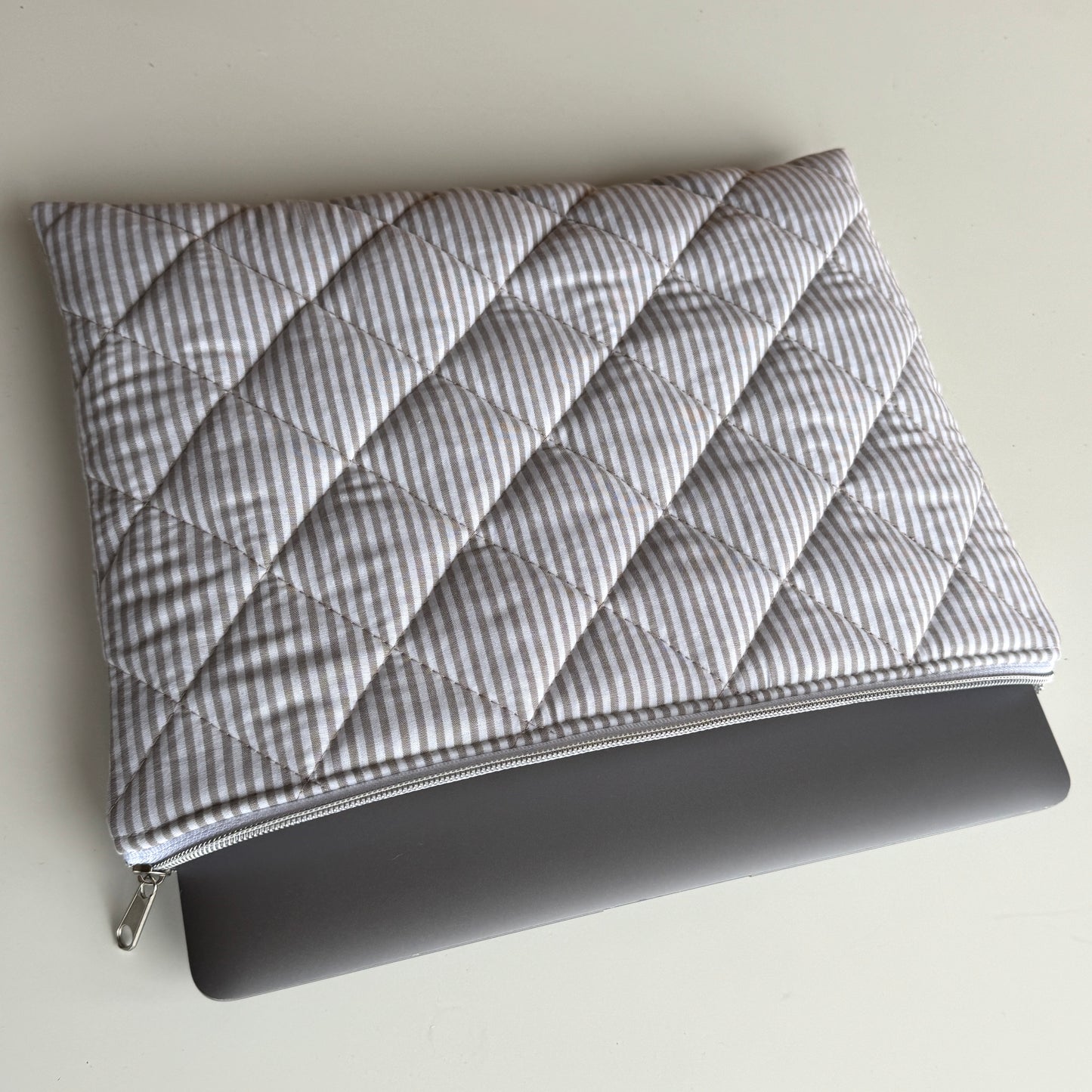 Laptoptasche gestreift – Tablet & Notebook Hülle Sandfarben