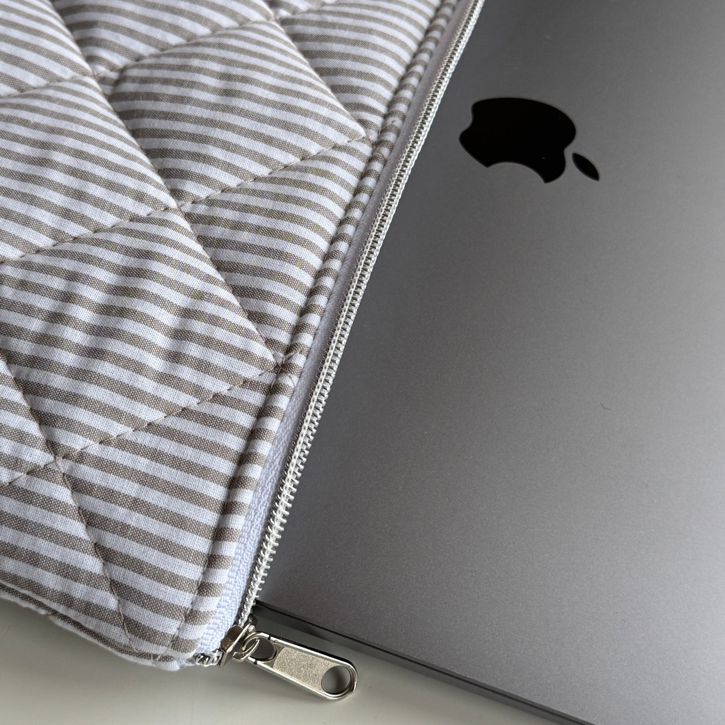 Laptoptasche gestreift – Tablet & Notebook Hülle Sandfarben