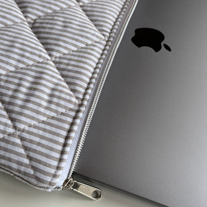 Laptoptasche gestreift – Tablet & Notebook Hülle Sandfarben