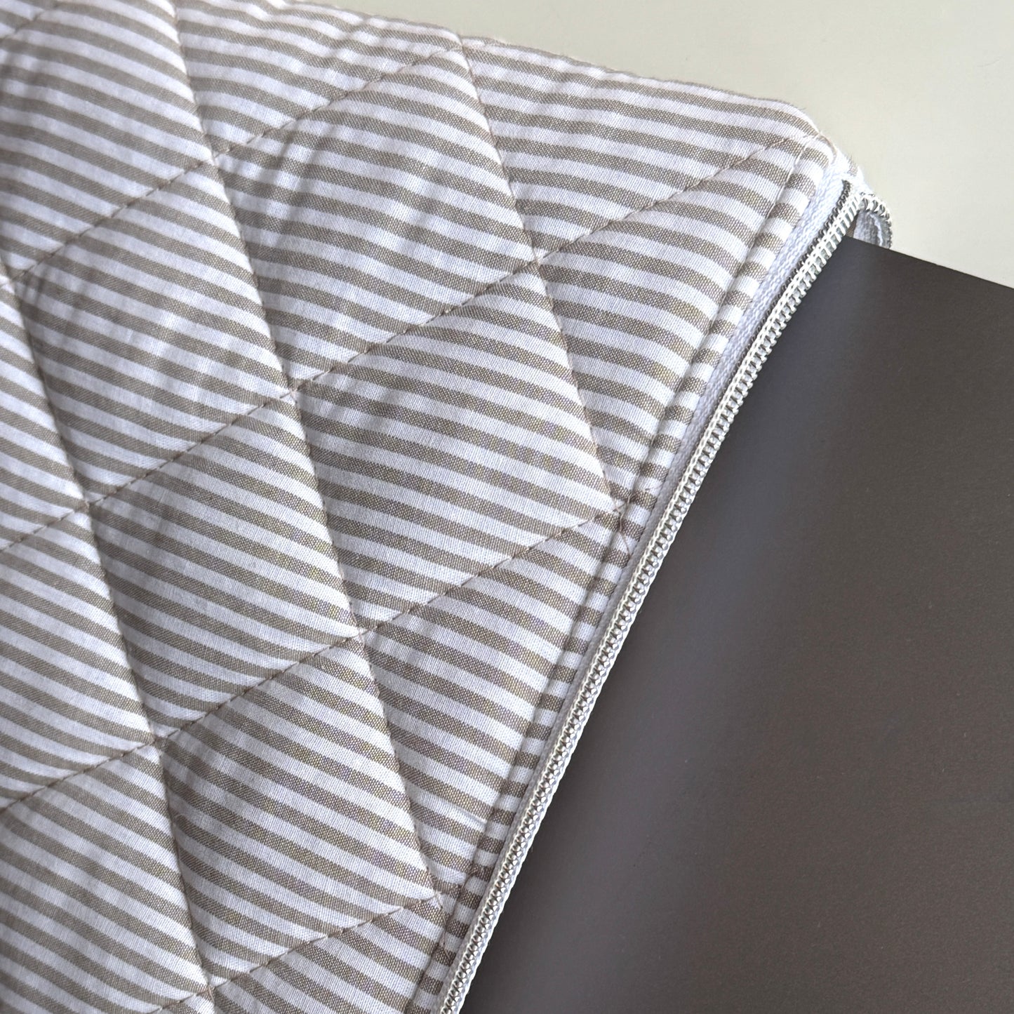 Laptoptasche gestreift – Tablet & Notebook Hülle Sandfarben