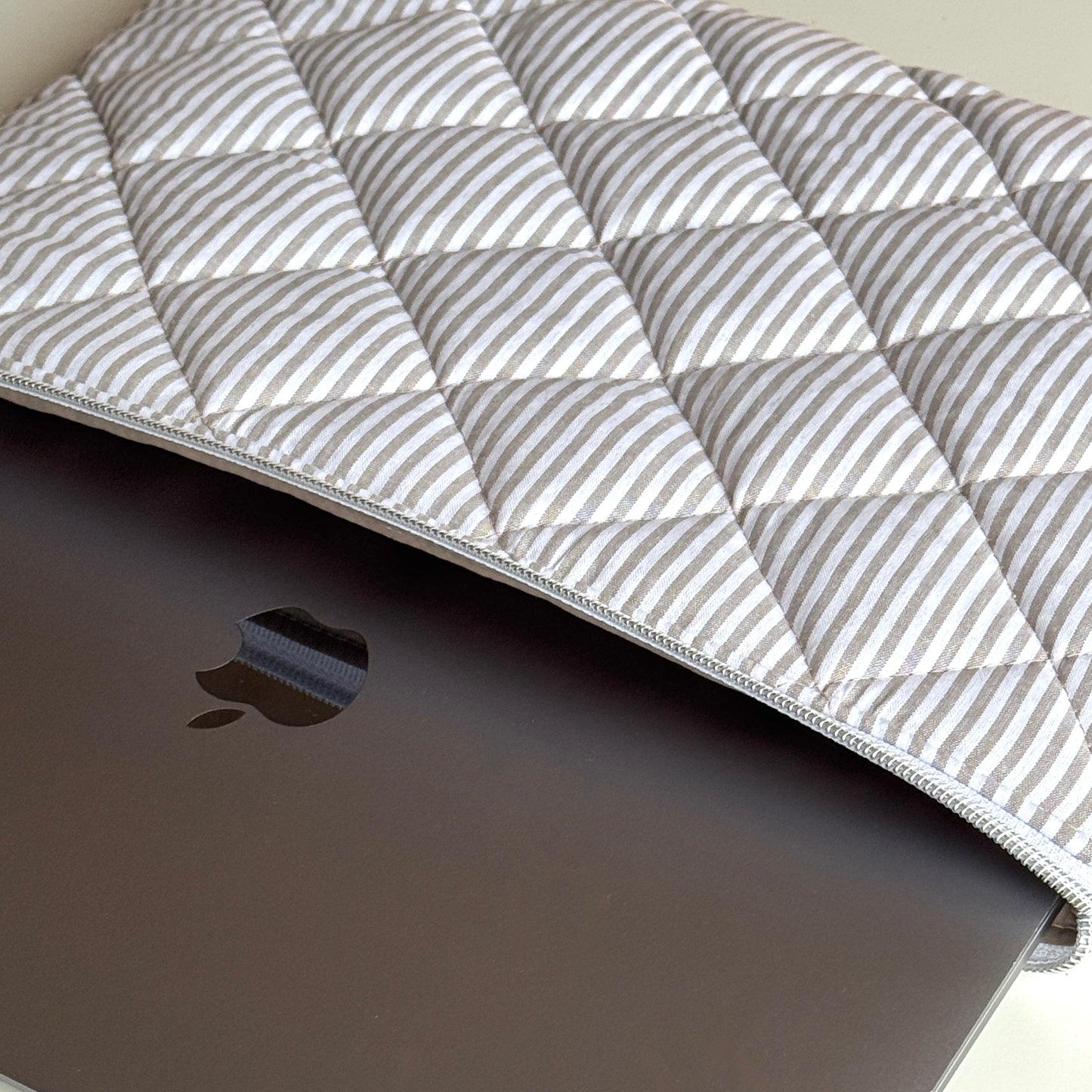 Laptoptasche gestreift – Tablet & Notebook Hülle Sandfarben