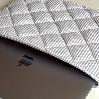Laptoptasche gestreift – Tablet & Notebook Hülle Sandfarben