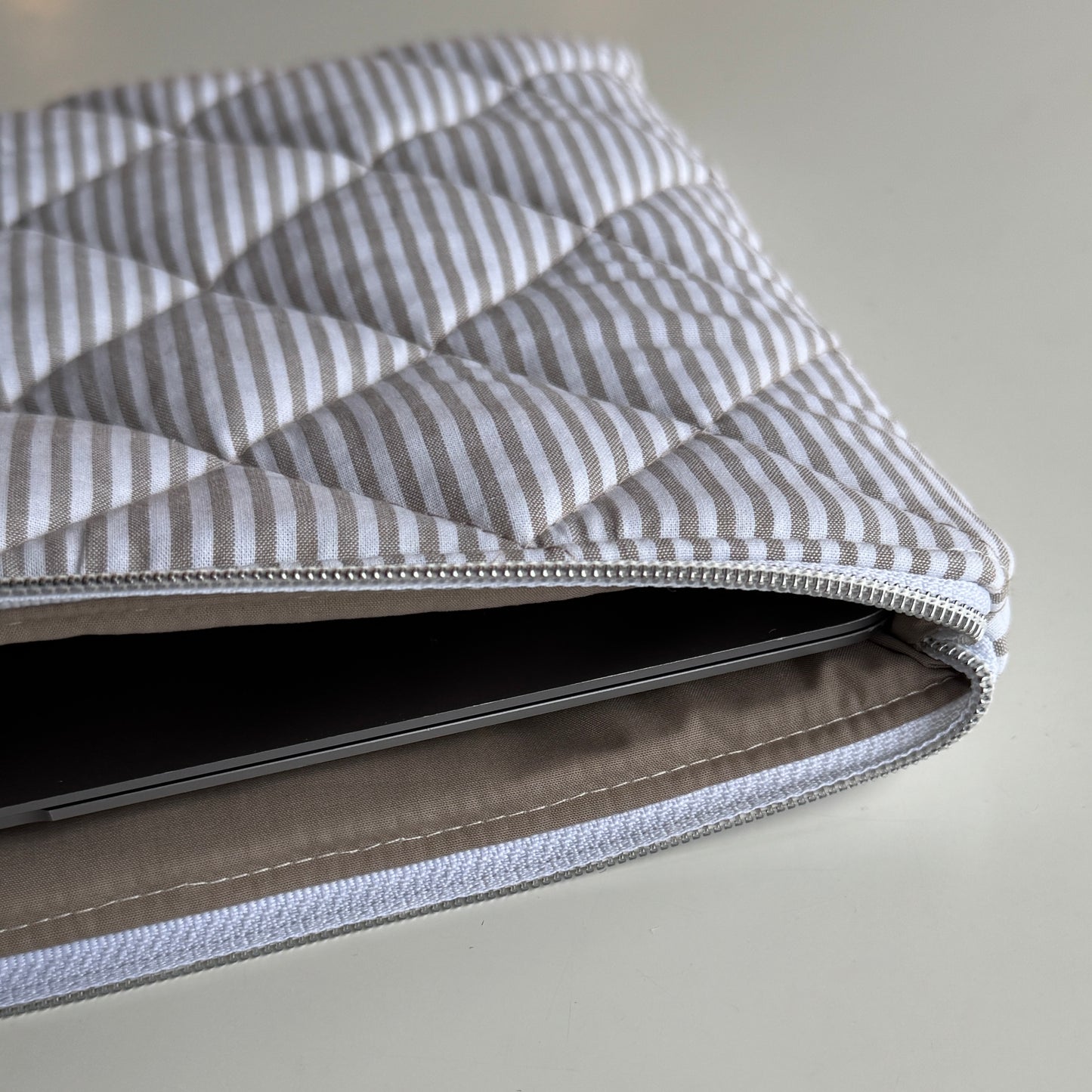 Laptoptasche gestreift – Tablet & Notebook Hülle Sandfarben