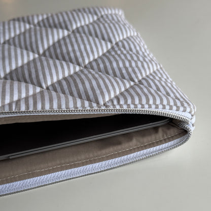 Laptoptasche gestreift – Tablet & Notebook Hülle Sandfarben