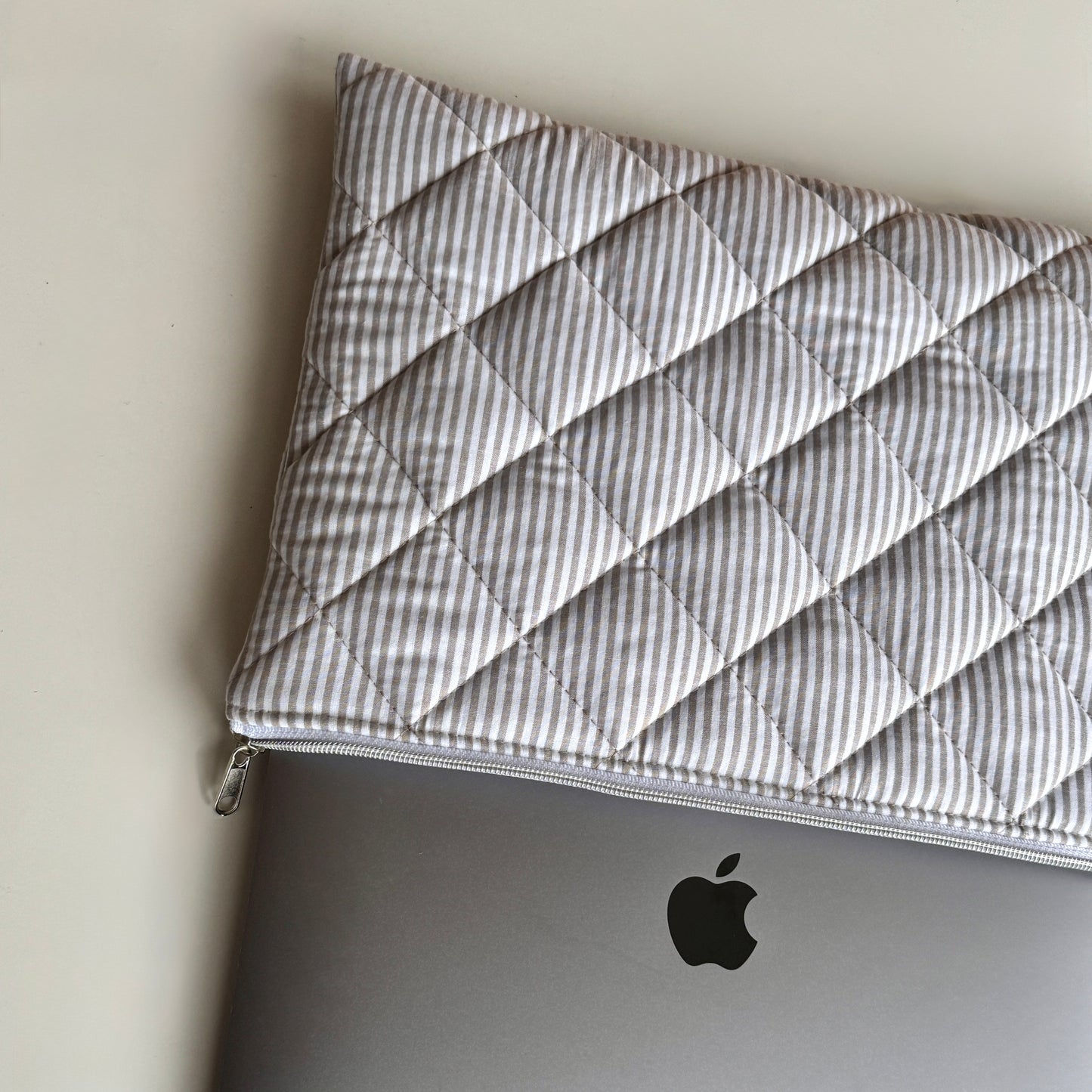 Laptoptasche gestreift – Tablet & Notebook Hülle Sandfarben