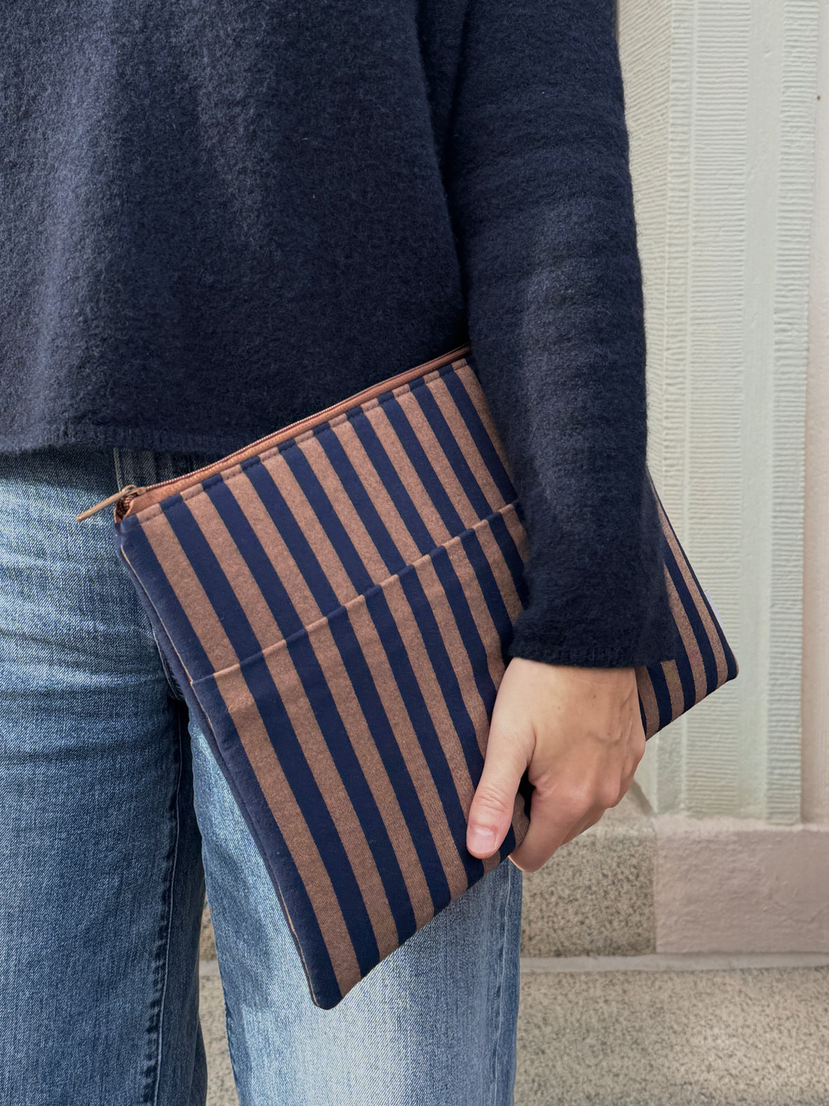 Handgemachte Laptoptasche navy/braun gestreift, in der Hand getragen