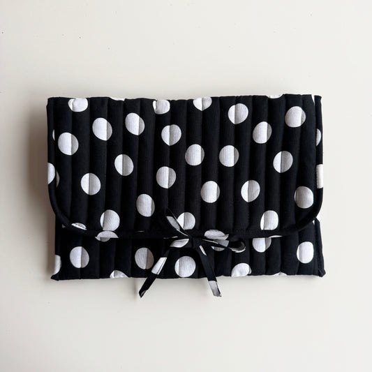 Laptoptasche gepunktet – Laptop & Tablet Hülle mit Schleifenverschluss