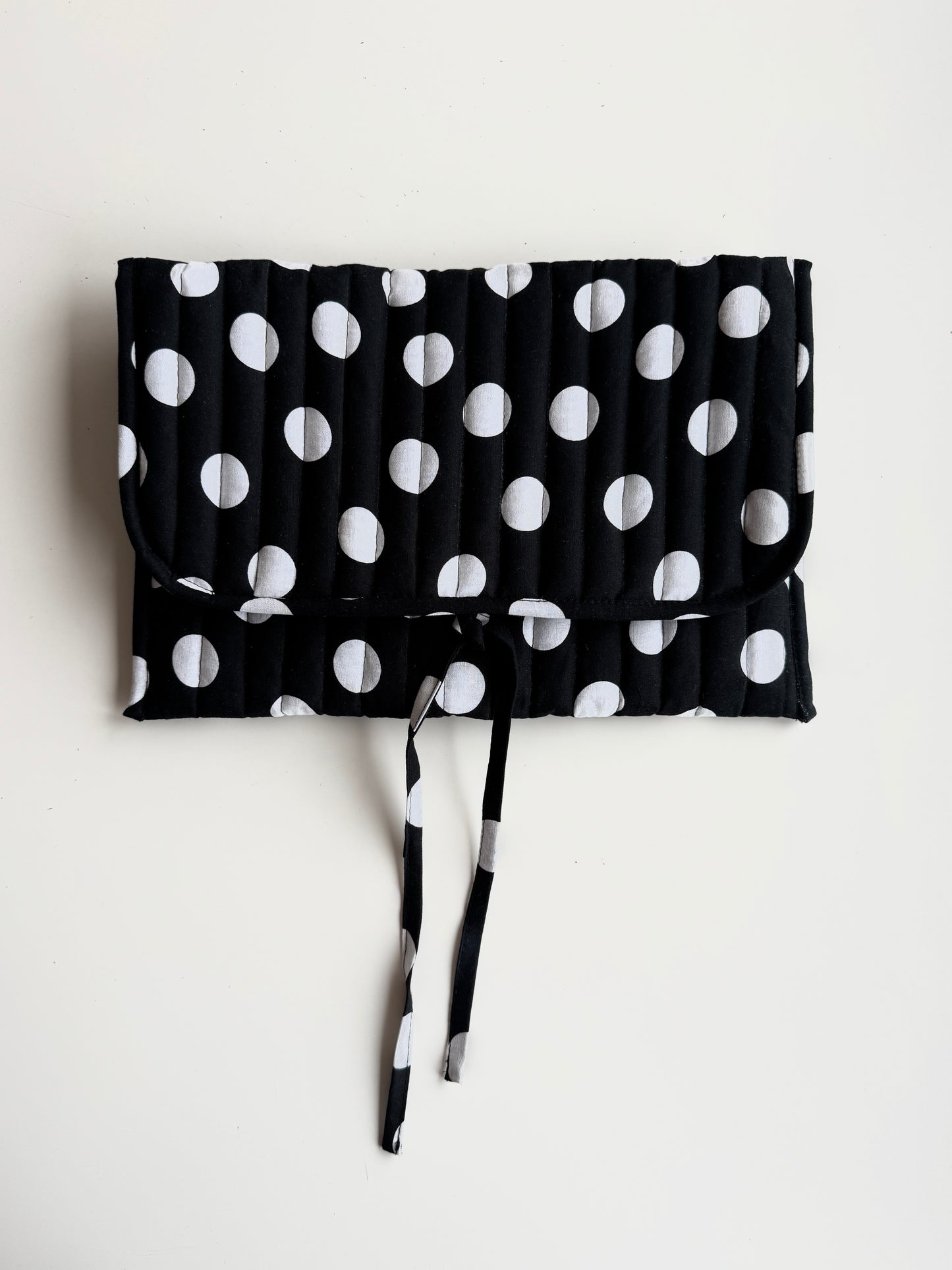 Laptoptasche gepunktet – Laptop & Tablet Hülle mit Schleifenverschluss