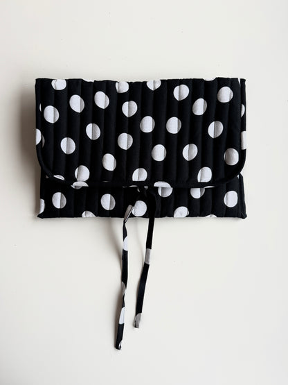 Laptoptasche gepunktet – Laptop & Tablet Hülle mit Schleifenverschluss