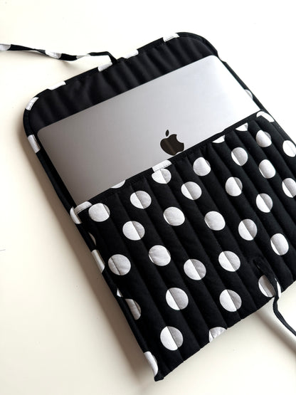 Laptoptasche gepunktet – Laptop & Tablet Hülle mit Schleifenverschluss