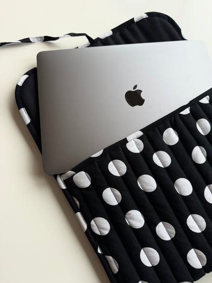 Laptoptasche gepunktet – Laptop & Tablet Hülle mit Schleifenverschluss