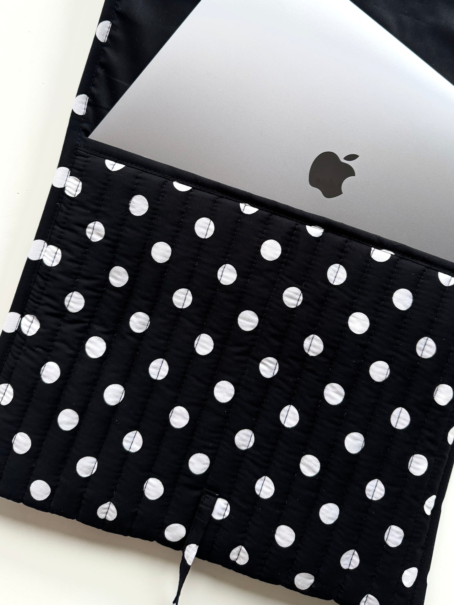 Gepunktete Laptoptasche mit Schleife - MacBook & Tablet Hülle