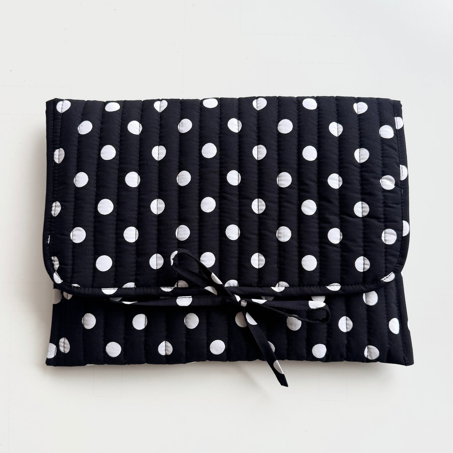 Gepunktete Laptoptasche mit Schleife - MacBook & Tablet Hülle