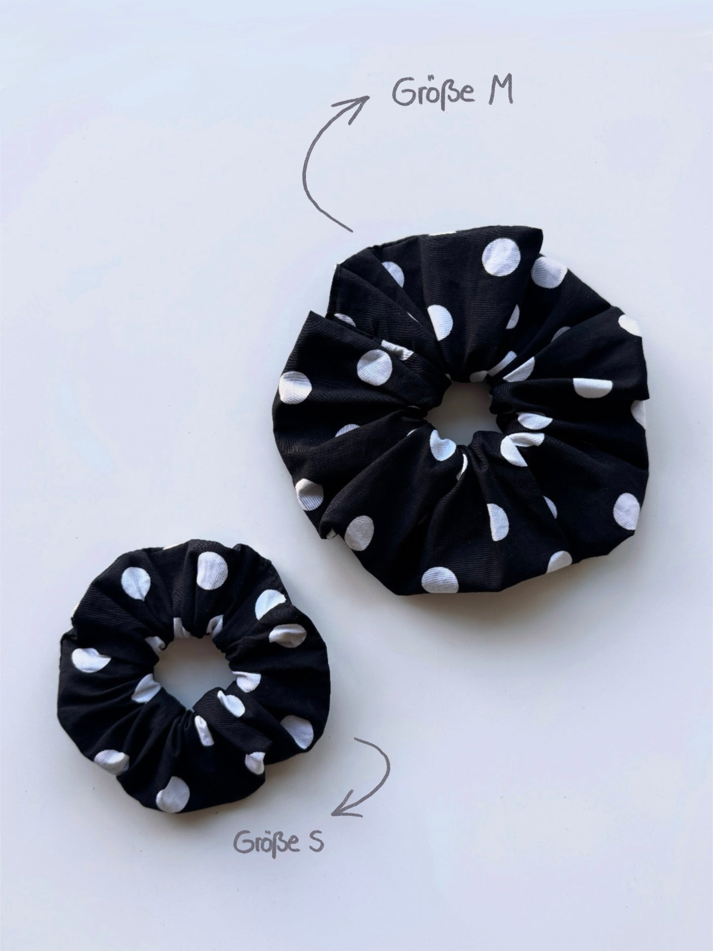 Scrunchie gepunktet schwarz weiß