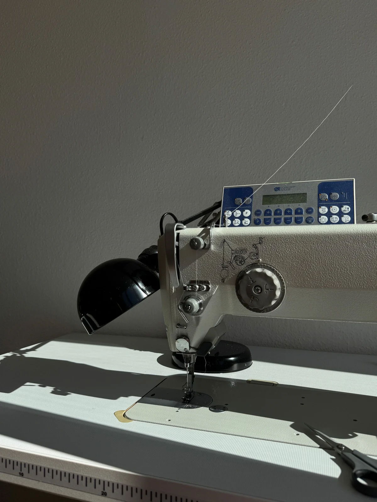 Nähmaschine im flohri Atelier in Hamburg