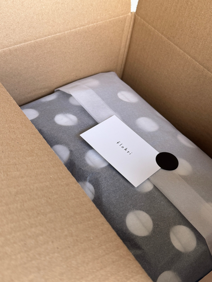 Handgemachte flohri Tasche verpackt im Versandkarton mit Danke-Karte