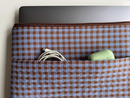 iPad Tasche kariert mit Außenfach für Ladekabel und Kopfhörer