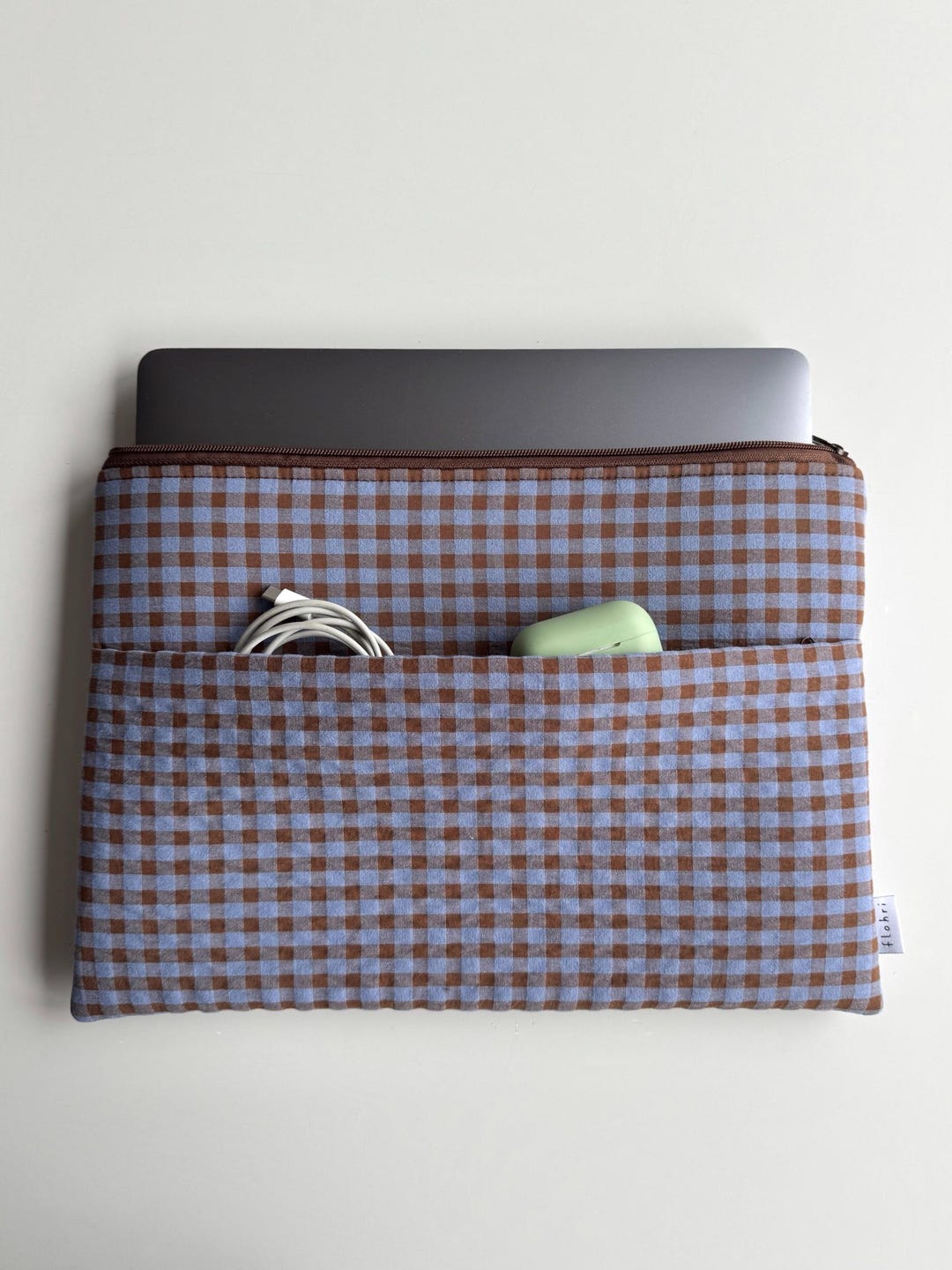 Laptoptasche kariert braun hellblau mit Außenfach für Ladekabel und AirPods