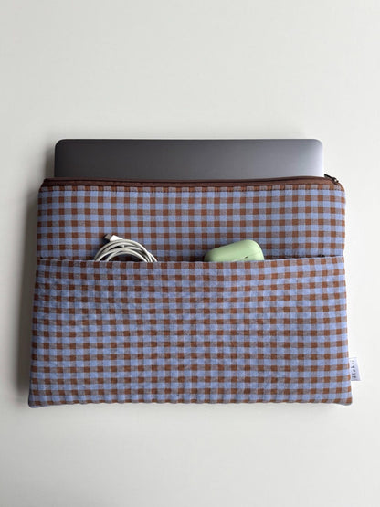 Laptoptasche kariert braun hellblau mit Außenfach für Ladekabel und AirPods