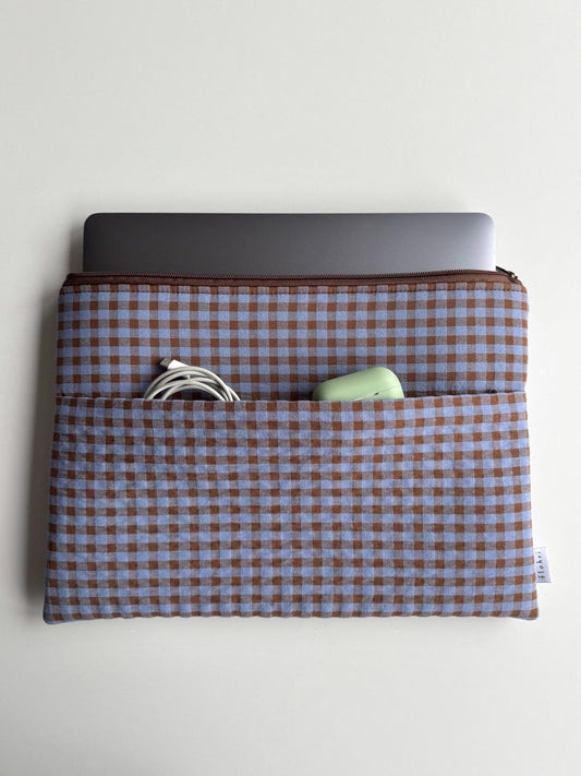 Laptoptasche kariert braun hellblau mit Außenfach für Ladekabel und AirPods