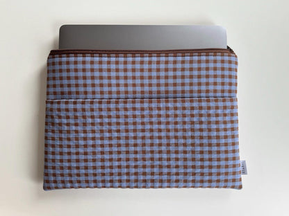 Gepolsterte Laptoptasche kariert braun hellblau mit Laptop