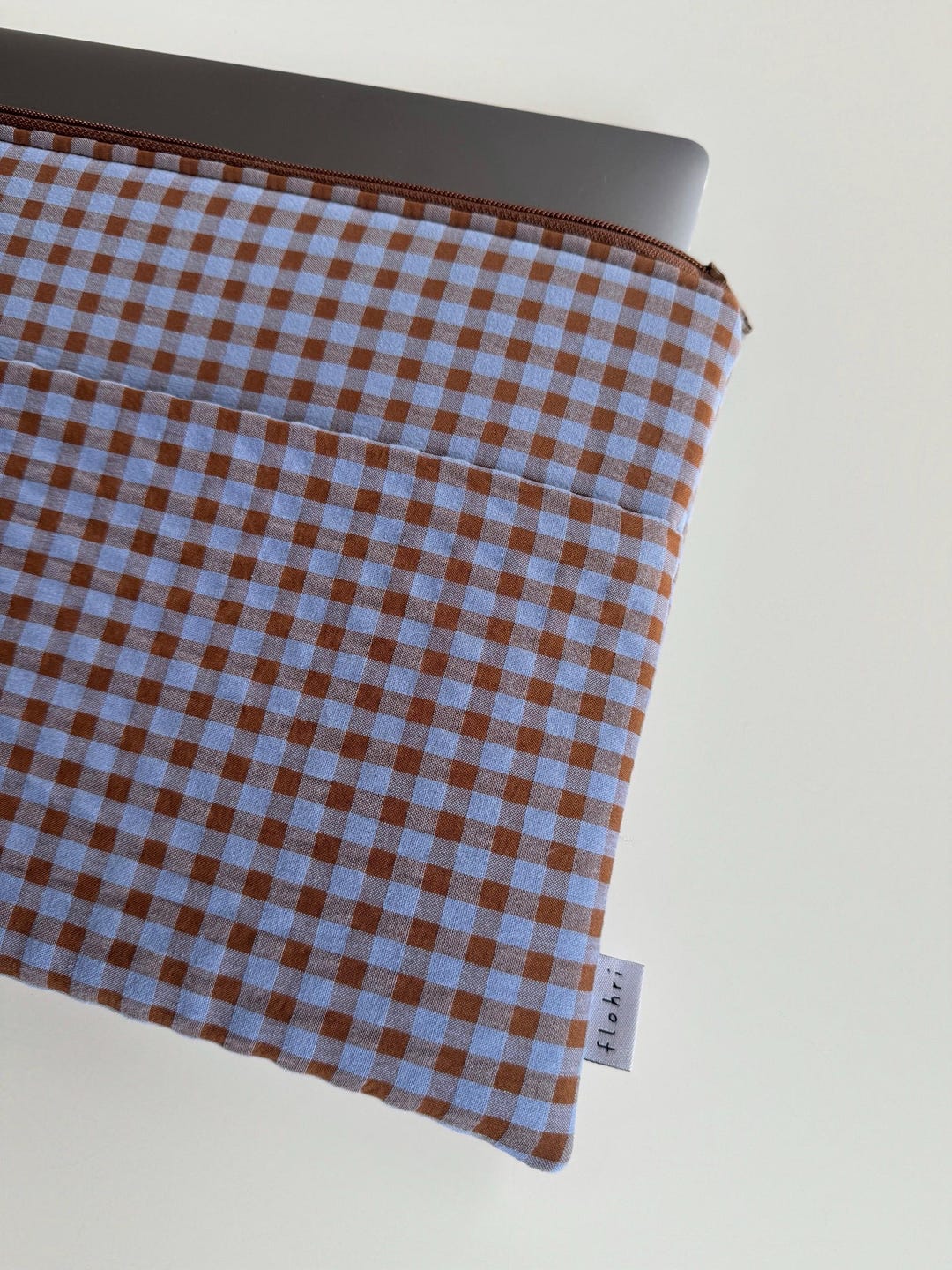 Detail Laptoptasche Vichy-Karo braun hellblau mit flohri-Etikett