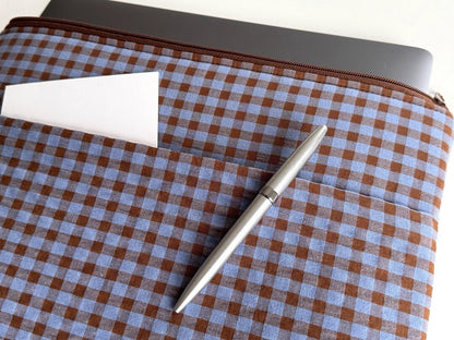 MacBook Hülle aus Seersucker im Karo-Look braun hellblau