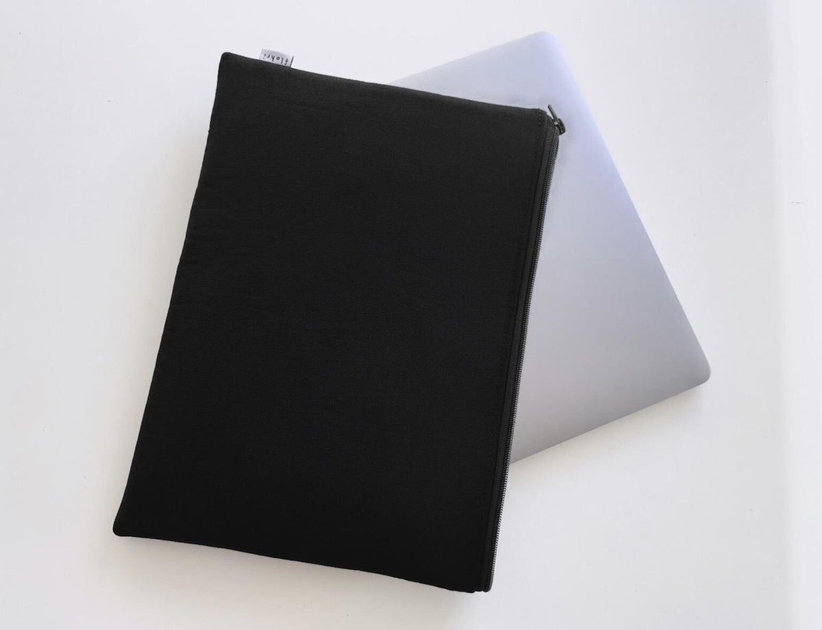 Schlichte schwarze Laptoptasche mit flohri Label