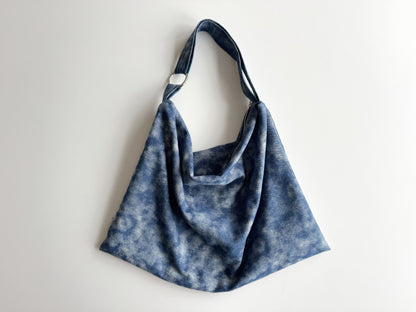 Jeanstasche Damen Batik blau mit silbernem Ring am Gurt
