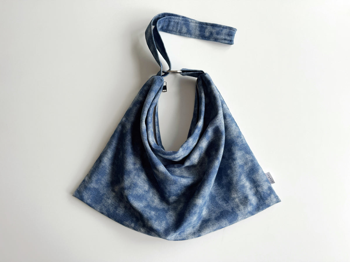 Schultertasche aus Batik-Jeansstoff mit Metallreißverschluss