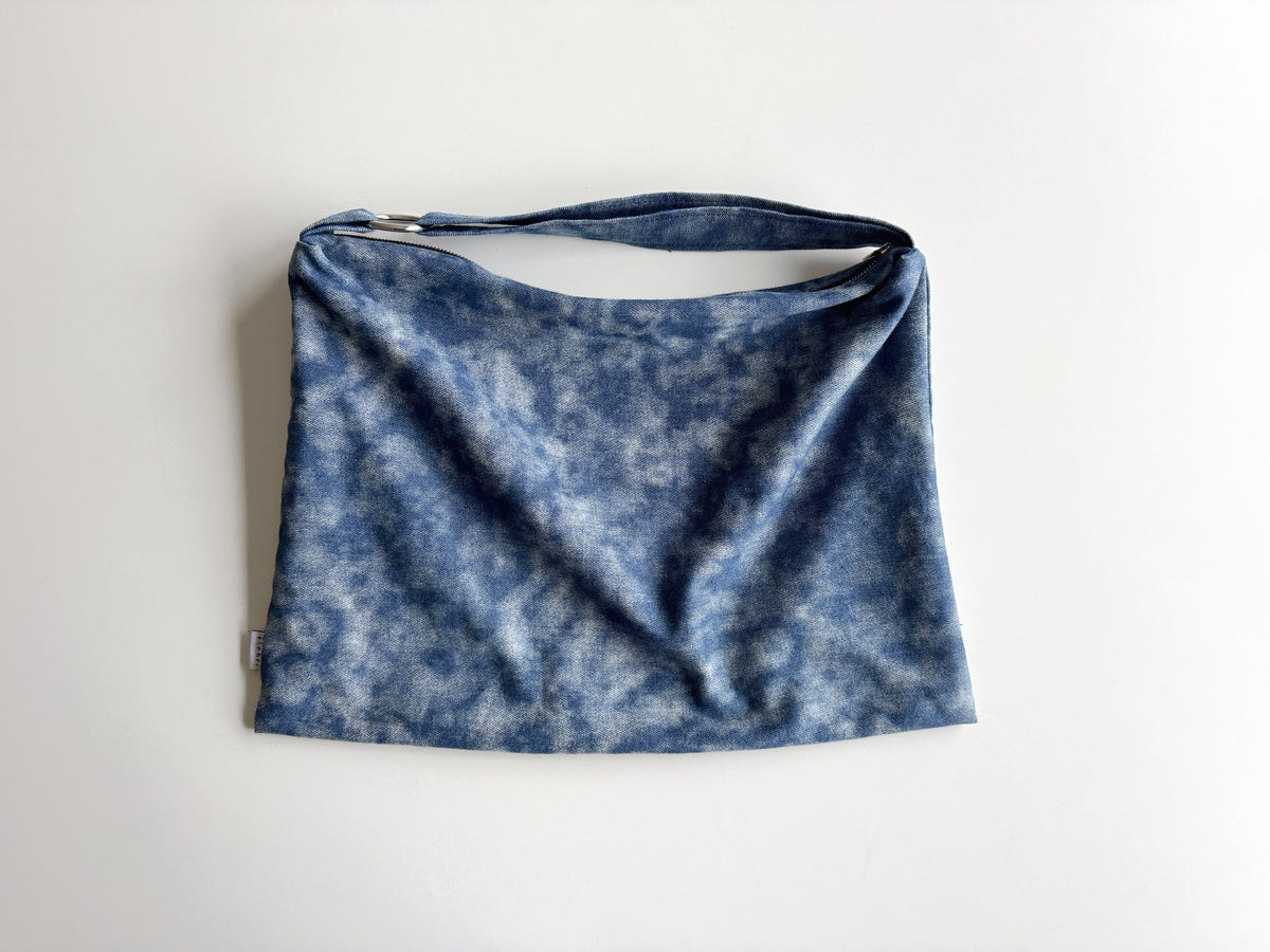 Detail Batik-Jeansstoff der Schultertasche WOLKE