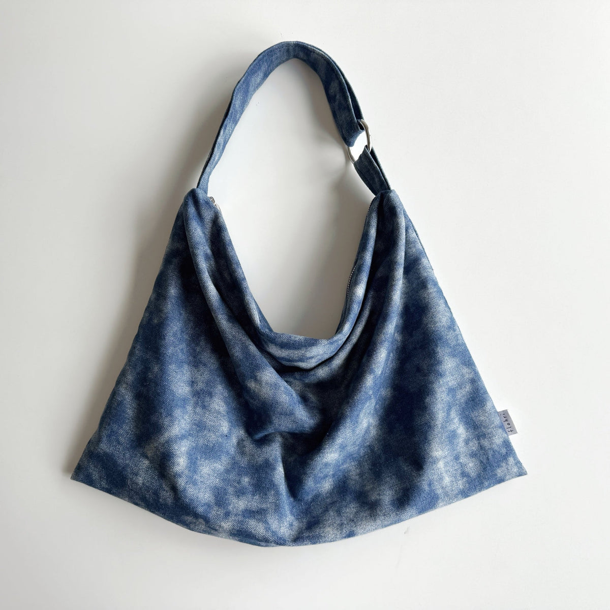 Jeanstasche WOLKE in Batik-Blau, Schultertasche mit Reißverschluss, handgemacht von flohri