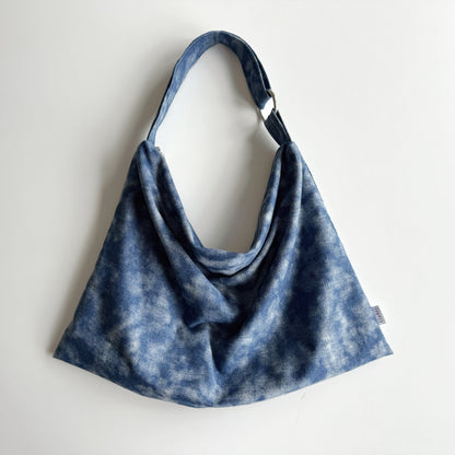 Jeanstasche WOLKE in Batik-Blau, Schultertasche mit Reißverschluss, handgemacht von flohri