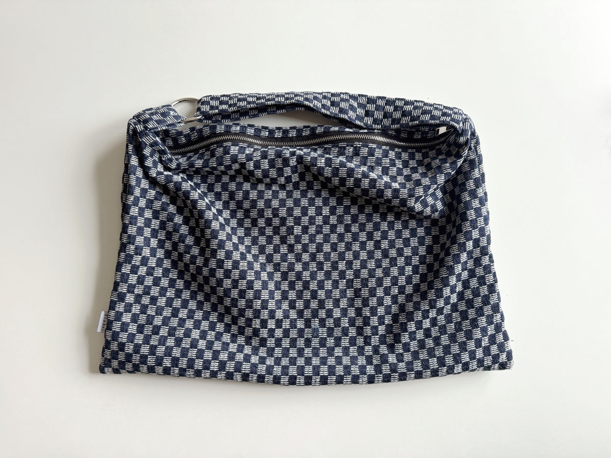Schultertasche aus kariertem Jeansstoff mit Metallreißverschluss