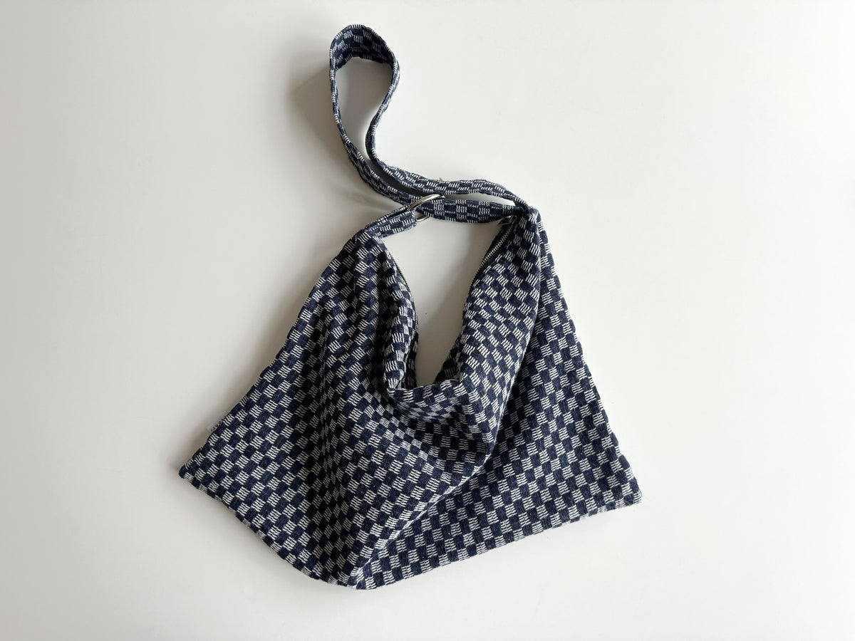 Detail Jeansstoff dunkelblau kariert der Schultertasche SQUARES