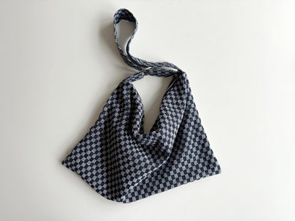Detail Jeansstoff dunkelblau kariert der Schultertasche SQUARES