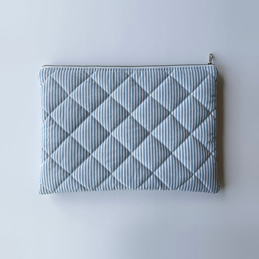 Gesteppte Laptoptasche blau/weiß gestreift, handgemacht