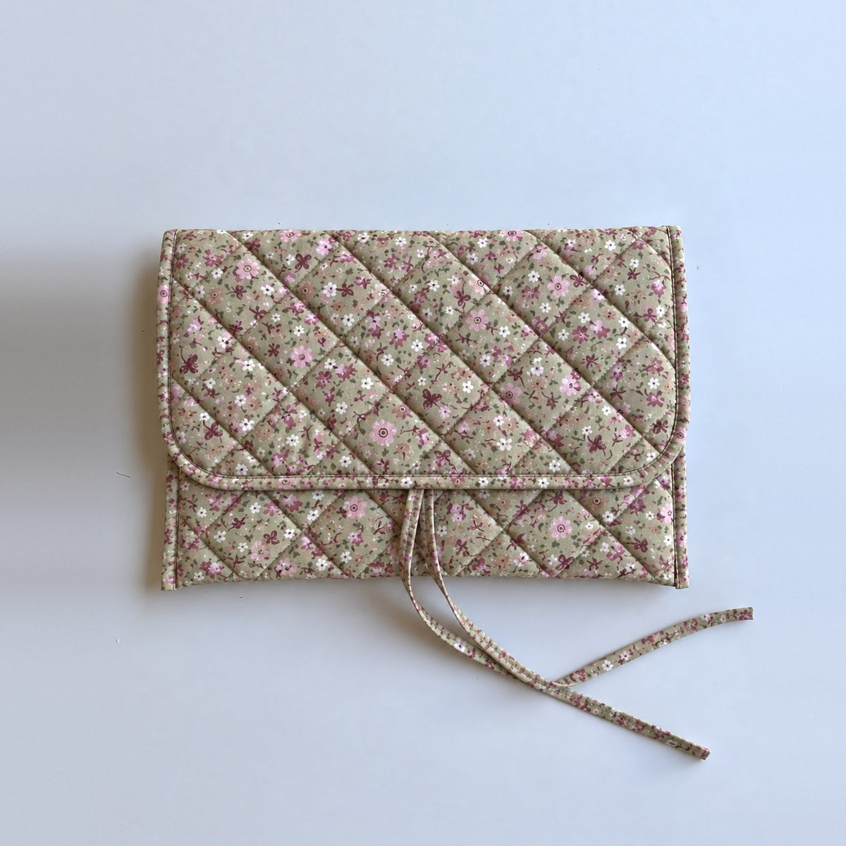 Gesteppte Laptoptasche mit Blumenmuster und Schleife, handgemacht in Hamburg